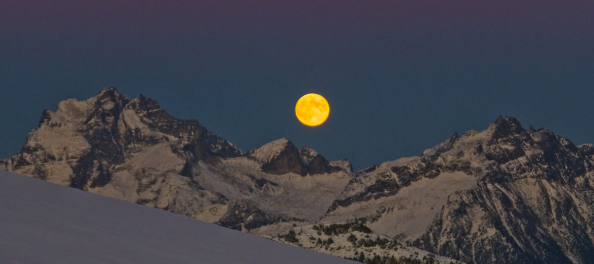 winter moon rise